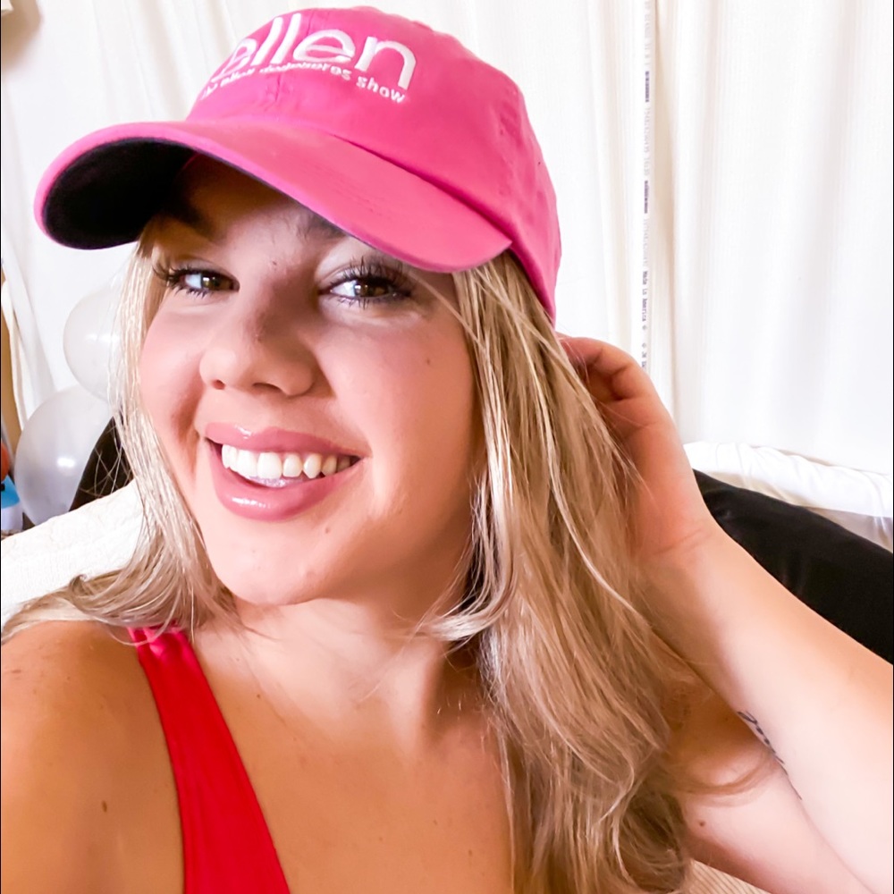 Ellen merch hat
